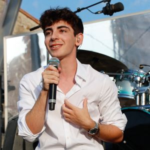 Exclusif - Léon Hesby, le fils de Patrick Bruel, se produit pour la première fois sur scène en France, au festival des Sables-d'Olonne, le 26 juin 2026. En première partie de Marine Delplace, gagnante de la Star Academy (S12), le jeune musicien de 20 ans a chanté un titre en anglais, remportant un franc succès, sous le regard de sa mère, Amanda Sthers. © Noël Carrier / Bestimage