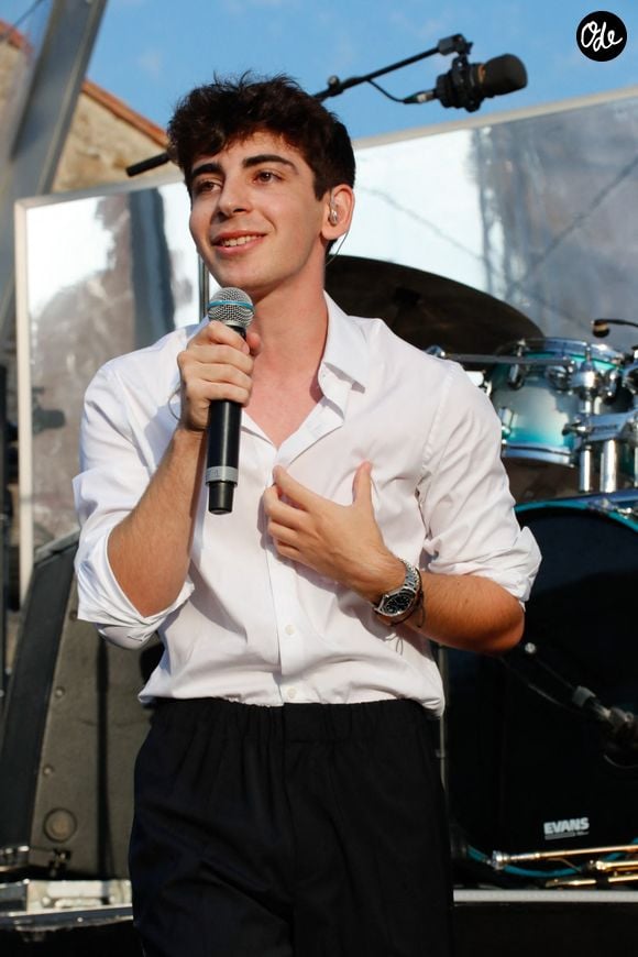 Exclusif - Léon Hesby, le fils de Patrick Bruel, se produit pour la première fois sur scène en France, au festival des Sables-d'Olonne, le 26 juin 2026. En première partie de Marine Delplace, gagnante de la Star Academy (S12), le jeune musicien de 20 ans a chanté un titre en anglais, remportant un franc succès, sous le regard de sa mère, Amanda Sthers. © Noël Carrier / Bestimage