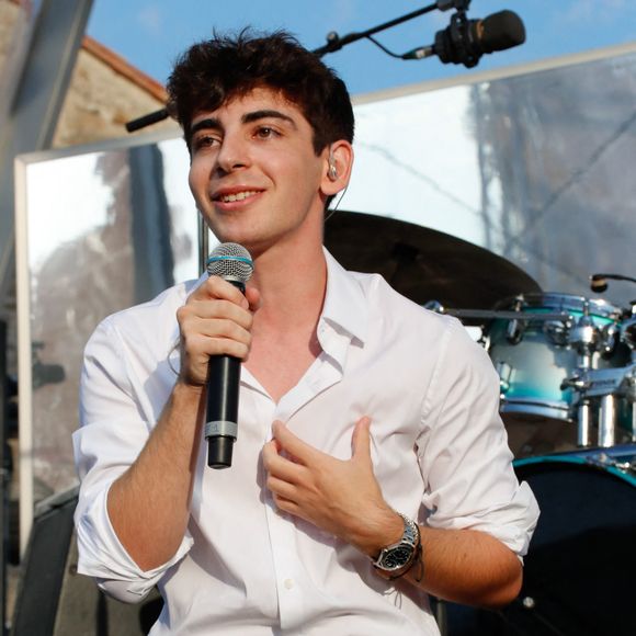 Exclusif - Léon Hesby, le fils de Patrick Bruel, se produit pour la première fois sur scène en France, au festival des Sables-d'Olonne, le 26 juin 2026. En première partie de Marine Delplace, gagnante de la Star Academy (S12), le jeune musicien de 20 ans a chanté un titre en anglais, remportant un franc succès, sous le regard de sa mère, Amanda Sthers. © Noël Carrier / Bestimage