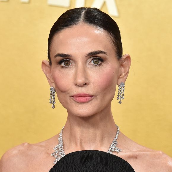 Ses proches, dont Demi Moore, restent très présents pour l’accompagner au quotidien.

Demi Moore - Photocall de la 32ème cérémonie des Actor Awards au Shrine Auditorium à Los Angeles le 2 mars 2026.
Broadimage / Bestimage