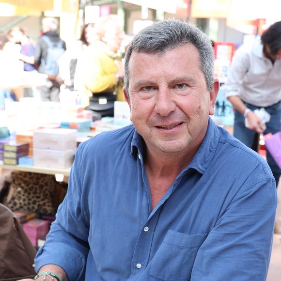 Si les médecins suspectent dans un premier temps une simple allergie, un IRM révèlera finalement la présence d'une tumeur.

Pascal Bataille  - Festival du Livre de Paris 2025 au Grand Palais à Paris le 11 avril 2025.
© Denis Guignebourg / Bestimage