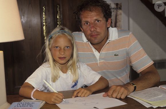 Le père de Solenn, sa fille aujourd'hui disparu et qui repose dans la commune, semble pourtant y garder quelques habitudes.

En France, en Bretagne, à Trébeurden, Solenn et son père Patrick Poivre d'Arvor le 23 août 1984. Alain Canu via Bestimage