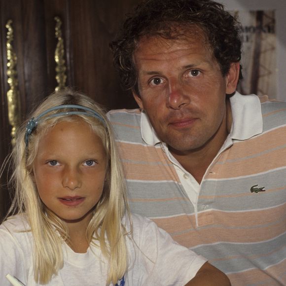 Le père de Solenn, sa fille aujourd'hui disparu et qui repose dans la commune, semble pourtant y garder quelques habitudes.

En France, en Bretagne, à Trébeurden, Solenn et son père Patrick Poivre d'Arvor le 23 août 1984. Alain Canu via Bestimage