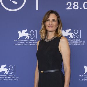 Très famille, la comédienne qui a d'abord été professeure d'anglais s'est livrée sur la perte douloureuse de son papa en 2022.

Camille Cottin au 81ème festival du film de Venise ©SGPItalia