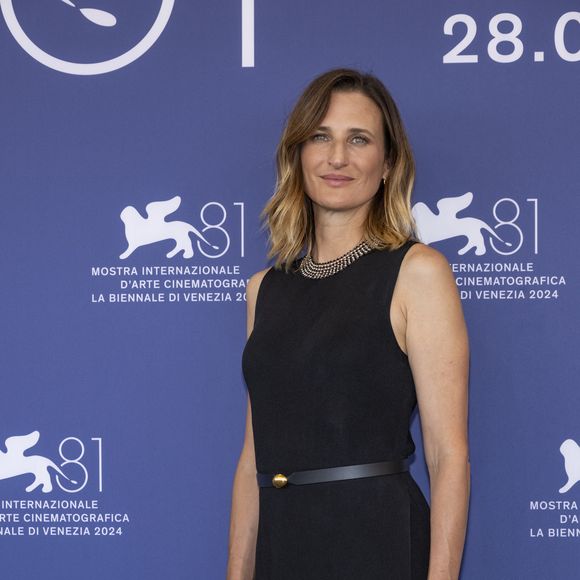 Très famille, la comédienne qui a d'abord été professeure d'anglais s'est livrée sur la perte douloureuse de son papa en 2022.

Camille Cottin au 81ème festival du film de Venise ©SGPItalia