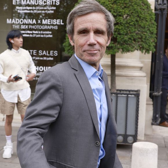 David Pujadas se promène lors de la Fashion Week de Paris (PFW), le 4 juillet 2023.

Christophe Aubert via Bestimage
