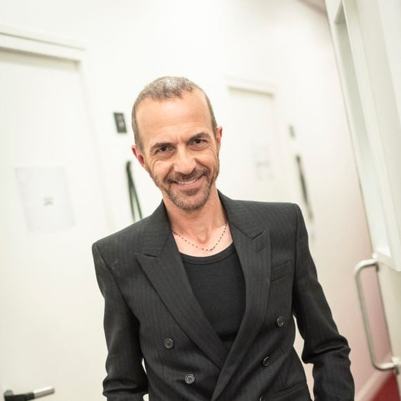 Calogero en backstage de l'enregistrement de l'émission "Serge Lama, le dernier rappel" présentée par F. Bollaert, diffusée le vendredi 21 novembre 2025 sur France 3 à 21h10, au théâtre Marigny à Paris, France, le 29 avril 2025. © Clovis-Moreau/Bestimage