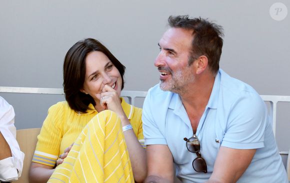 Nathalie Péchalat et Jean Dujardin dans les tribunes lors de la finale hommes des Internationaux de France de tennis de Roland Garros à Paris le 13 juin 2021. © Dominique Jacovides / Bestimage