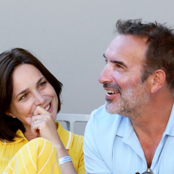 Nathalie Péchalat et Jean Dujardin dans les tribunes lors de la finale hommes des Internationaux de France de tennis de Roland Garros à Paris le 13 juin 2021. © Dominique Jacovides / Bestimage