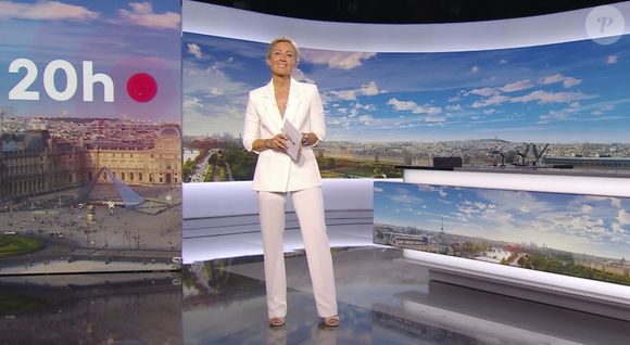 La raison ? La non-popularité d'Anne-Sophie Lapix. "Elle agace les gens, c’est ce qui ressort dans les études. Elle n’est pas très aimée des politiques non plus, c’est d’ailleurs peut-être ça qui lui a coûté sa place...", a confié une autre à Voici.

Dernier J.T de Anne-Sophie Lapix sur France 2 le 26 Avril 2025.
© Capture d'ecran France TV via Bestimage