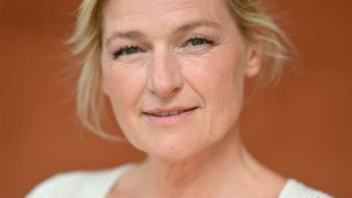 "Il est architecte, bosse aussi pas mal" : Anne-Élisabeth Lemoine, qui est Philippe, le père de son dernier enfant ?
