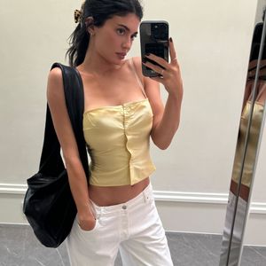 Le secret pour ne pas faire "sortie de plage" ? Mixez-les avec des pièces fortes, comme un jean large à la Kylie Jenner.