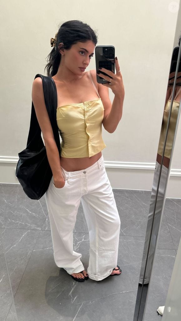 Le secret pour ne pas faire "sortie de plage" ? Mixez-les avec des pièces fortes, comme un jean large à la Kylie Jenner.