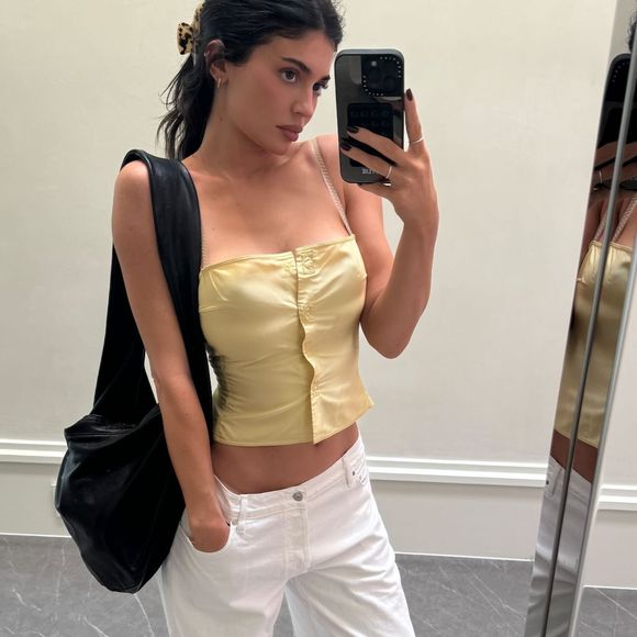 Le secret pour ne pas faire "sortie de plage" ? Mixez-les avec des pièces fortes, comme un jean large à la Kylie Jenner.