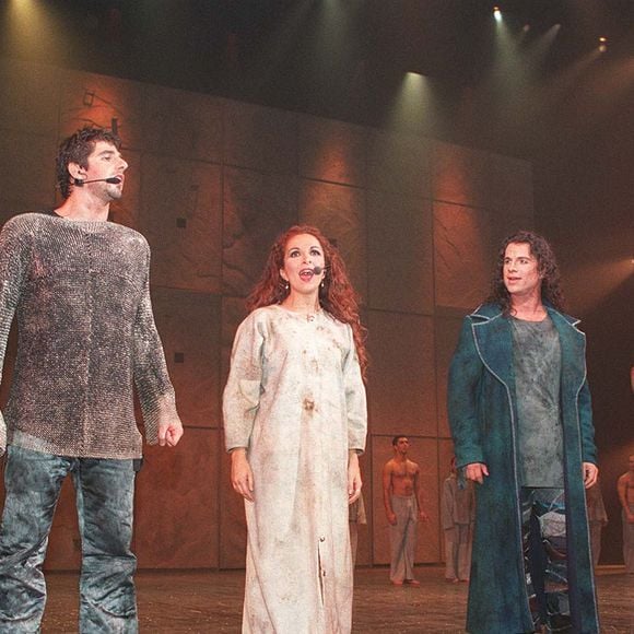 Les acteurs lors de la générale de Notre-Dame de Paris (Daniel Lavoie, Patrick Fiori, Hélène Ségara, Garou et Julie Zenatti)

RINDOFF-COLIN / BESTIMAGE