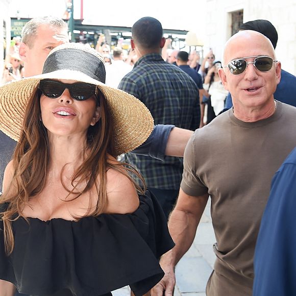 Jeff Bezos et sa femme Lauren Sanchez se promènent à Venise le lendemain de leur cérémonie de mariage sur l’île de San Giorgio Maggiore, 28/06/2025. Photographe :
Backgrid UK/ Bestimage