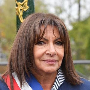 Les décisions prises par Anne Hidalgo semblent ne pas convenir à Paul Belmondo et il le fait savoir.

Anne Hidalgo, maire de Paris  - Inauguration de la place du Pont Neuf Christo et Jeanne-Claude à Paris, à l'occasion du 40ème anniversaire de l'édifice empaqueté, le 3 octobre 2025. 
© PixPlanete / Bestimage