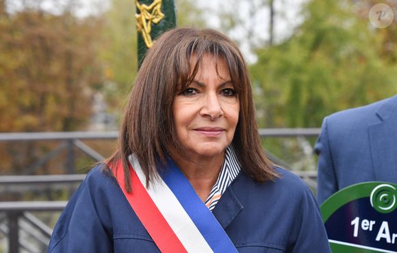 Les décisions prises par Anne Hidalgo semblent ne pas convenir à Paul Belmondo et il le fait savoir.

Anne Hidalgo, maire de Paris  - Inauguration de la place du Pont Neuf Christo et Jeanne-Claude à Paris, à l'occasion du 40ème anniversaire de l'édifice empaqueté, le 3 octobre 2025. 
© PixPlanete / Bestimage