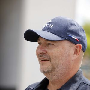 Exclusif - Sébastien Cauet - L'animateur radio de NRJ, Sébastien Cauet retourne à Marle (Aisne), sa ville natale, et inaugure la piscine municipale qui porte son nom le 11 juin 2022. 
Cette journée “Cauet made in Marle” était l’occasion pour le comité des fêtes et l’animateur d’inaugurer le 1er salon international des jeux de café. © Claude Dubourg/Bestimage