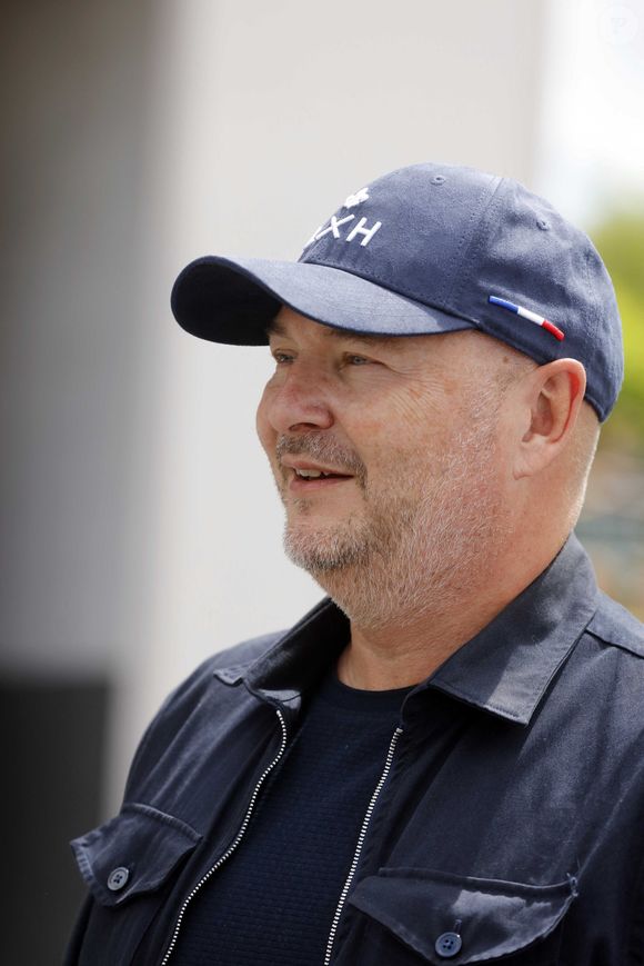 Exclusif - Sébastien Cauet - L'animateur radio de NRJ, Sébastien Cauet retourne à Marle (Aisne), sa ville natale, et inaugure la piscine municipale qui porte son nom le 11 juin 2022. 
Cette journée “Cauet made in Marle” était l’occasion pour le comité des fêtes et l’animateur d’inaugurer le 1er salon international des jeux de café. © Claude Dubourg/Bestimage