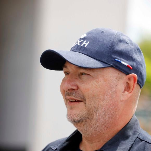 Exclusif - Sébastien Cauet - L'animateur radio de NRJ, Sébastien Cauet retourne à Marle (Aisne), sa ville natale, et inaugure la piscine municipale qui porte son nom le 11 juin 2022. 
Cette journée “Cauet made in Marle” était l’occasion pour le comité des fêtes et l’animateur d’inaugurer le 1er salon international des jeux de café. © Claude Dubourg/Bestimage