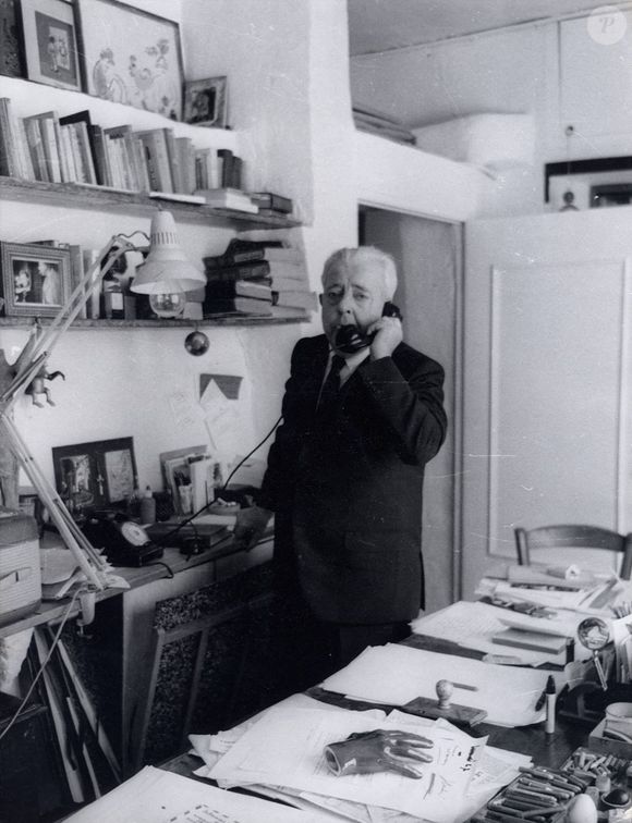 Jacques Prévert parle au téléphone dans son bureau. Paris, janvier 1970. (Image : Keystone Press Agency/ZUMA Press Wire)