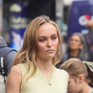 Londres, ROYAUME-UNI - Lily Rose Depp fait une apparition séduisante dans une mini-jupe jaune à la radio Heart.