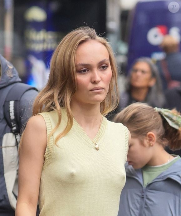 Londres, ROYAUME-UNI - Lily Rose Depp fait une apparition séduisante dans une mini-jupe jaune à la radio Heart.