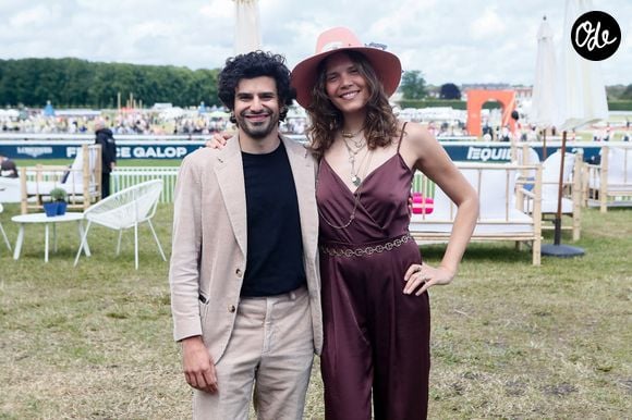 Elle compte désormais se rattraper avec son petit-fils Léon, déjà mordu d'équitation.

Vanille Clerc (fille de Julien Clerc et de Virginie Coupérie-Eiffel) et son compagnon - People au prix de Diane à l'hippodrome de Chantilly, France, le 16 juin 2024. © Christophe Clovis / Bestimage