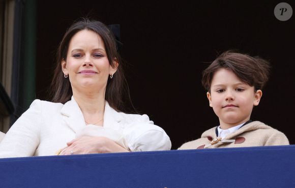 La princesse Sofia "Hellqvist" de Suède, le Prince Alexander, le Prince Gabriel, la Princesse Ines, le roi Carl Gustaf célèbre l'anniversaire de Gustaf de Suède lors d'une parade militaire et en faisant une apparition au balcon du palais royal de Stockholm avec sa famille le 30 avril 2025.  @Dana Press / Bestimage