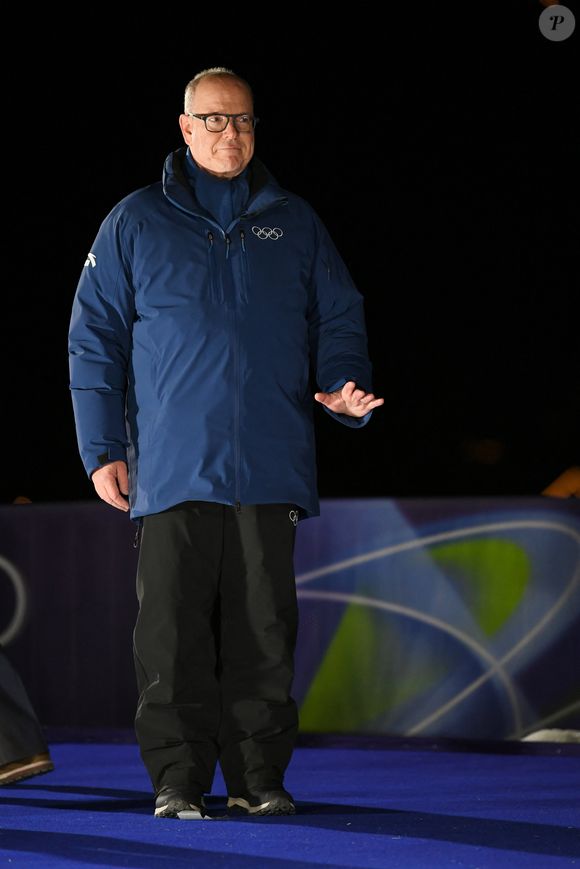 La famille princière de Monaco est actuellement de passage aux Jeux d'Hiver de Milan-Cortina. 
Le prince Albert, ex-athlète de Bobsleigh, a notamment eu l’honneur de remettre les médailles du ski alpin et du snowboard big air hommes.

Le prince Albert de Monaco à la remise des prix de l'équipe mixte de skeleton lors des jeux olympiques d'hiver de Milan-Cortina 2026 le 15 février 2026.

Photo : Zuma Press / Bestimage