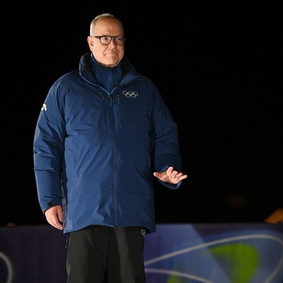 La famille princière de Monaco est actuellement de passage aux Jeux d'Hiver de Milan-Cortina. 
Le prince Albert, ex-athlète de Bobsleigh, a notamment eu l’honneur de remettre les médailles du ski alpin et du snowboard big air hommes.

Le prince Albert de Monaco à la remise des prix de l'équipe mixte de skeleton lors des jeux olympiques d'hiver de Milan-Cortina 2026 le 15 février 2026.

Photo : Zuma Press / Bestimage