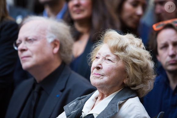 Erik Berchot, pianiste, Aïda Aznavour-Garvarentz, sœur de Charles Aznavour ici pour inaugurer la plaque commémorative de Charles Aznavour, chanteur français et arménien, à Paris, le 21 mai 2019.  Photo par Raphael Lafargue/ABACAPRESS.COM
