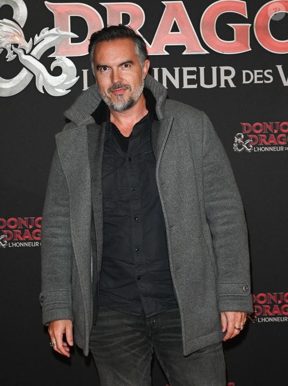"J'ai été particulièrement silencieux ces dernières semaines. La raison est… Un roman enfin achevé !", a-t-il écrit. "Un thriller ? Une histoire d’amour ? Un roman qui fait frissonner ? Un récit 'à la” Hitchcock' ? Et si c’était tout cela à la fois ?".

Maxime Chattam - Première du film "Donjons et Dragons : L'Honneur des voleurs" au Grand Rex à Paris le 22 mars 2023. © Coadic Guirec/Bestimage