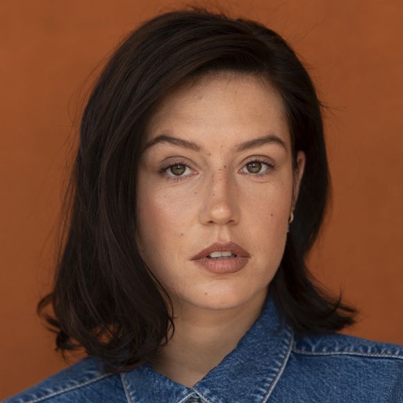 Adèle illustre son propos avec humour en parlant de Peppa Pig et de la fascination de son fils pour trois porcs qui sautent dans la boue.

Adele Exarchopoulos au village lors des Internationaux de France de Tennis de Roland Garros 2025, à Paris, France, le 8 juin 2025. © Cyril Moreau/Bestimage