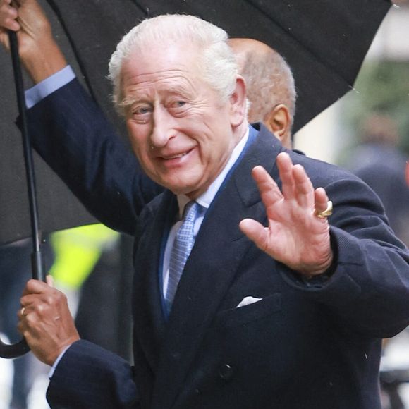Le roi Charles III d'Angleterre, arrive à la boutique "Fortnum & Mason" à Londres, le 19 novembre 2025. Photo par Mirrorpix / Bestimage
