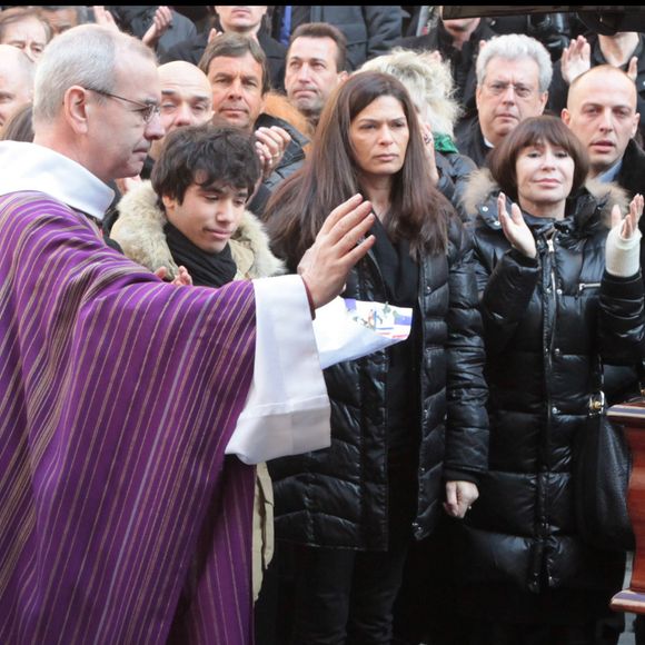 Dans son livre "La mémoire de ma mère", elle témoigne d’un amour profond et d’un combat quotidien pour accompagner Annie dans sa perte de repères. 

Giulia Salvatori (fille d'Annie Girardot) et ses enfants Lola Vogel et Renato Salvatori et Daniel Evenou - Obsèques de Annie Girardot en l'église Saint Roch à Paris le 4 mars 2011. DOMINIQUE JACOVIDES / BESTIMAGE