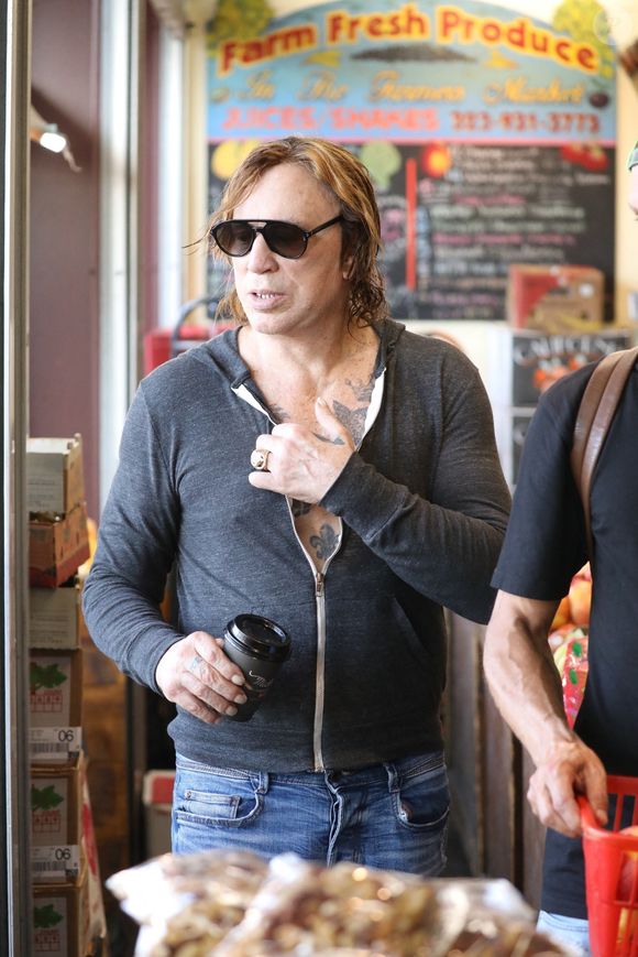 Mickey Rourke achète des fruits et des légumes au Farmers Market de Los Angeles, avec son assistant Dima, le 12 septembre 2022.