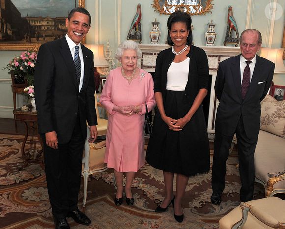 Photo d'archive datée du 1/4/2009 du président américain Barack Obama et de son épouse, Michelle, s'entretenant avec la reine Elizabeth II et le duc d'Édimbourg au palais de Buckingham à Londres. Date d'émission : Vendredi 9 septembre 2022. ... Décès de la reine Élisabeth II ... 08-09-2022 ... Londres ... UK ... Le crédit photo doit être lu comme suit : John Stillwell/PA Wire. Numéro de référence unique : 68712747 ... Voir l'article de PA ROYAL QueenPresidents. Le crédit photo doit être lu comme suit : John Stillwell/PA Wire : John Stillwell/PA Wire