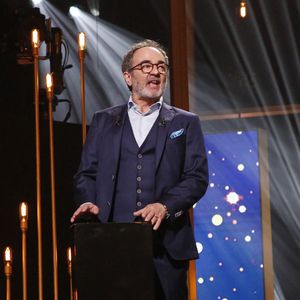 Bruno Solo présente le Molière de la Comédienne dans un spectacle de Théâtre privé attribué à C. Reali (absente) - 35ème cérémonie des Molières aux Folies Bergère à Paris, France, le 6 Mai 2024. © Bertrand Rindoff / Bestimage