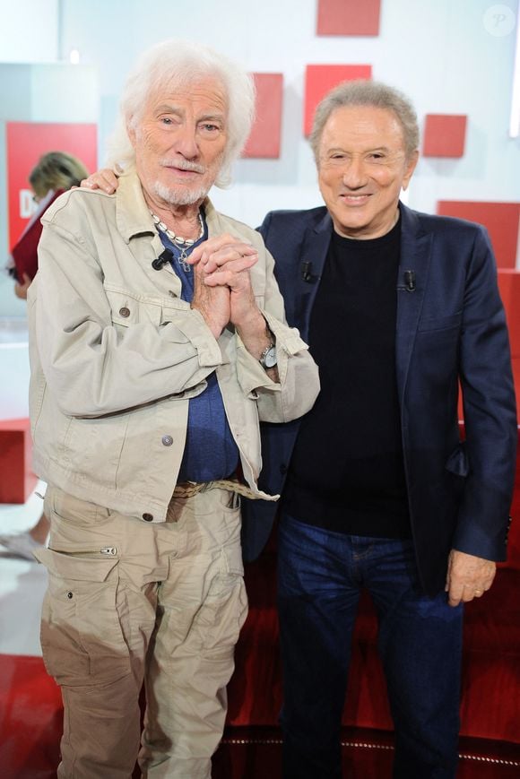 Hugues Aufray et Michel Drucker lors de l'enregistrement de l'émission "Vivement dimanche" à Paris, le 9 septembre 2025 et diffusée le 12 octobre 2025 sur France 3. © Guillaume Gaffiot/Bestimage