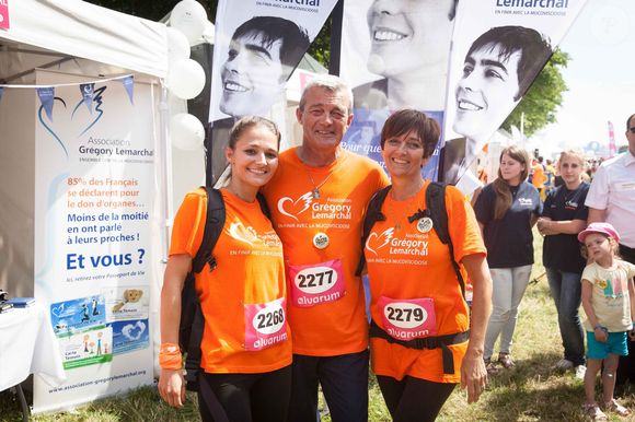 Son clan : ses parents et sa soeur Leslie ont alors créé une association pour lui rendre hommage et continuer de porter haut et fort son combat contre la maladie...

Laurence et Pierre Lemarchal et leur fille Leslie à la course des héros au parc de Saint-Cloud, le 22 juin 2014. Crédit Julien Sarkissian / Bestimage