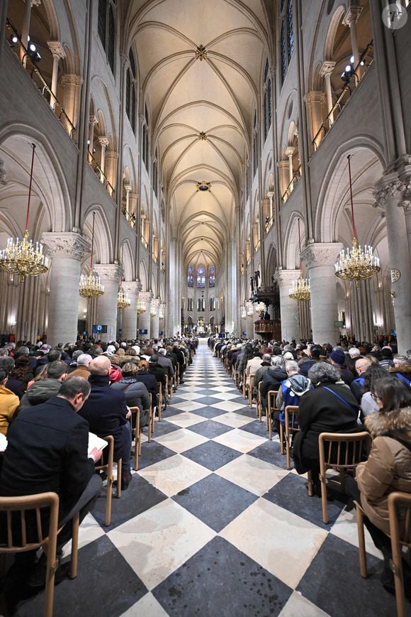 Des fidèles se rassemblent pendant la première messe publique au cours de laquelle l'archevêque de Paris dirigera les prières pour consacrer le nouvel autel principal, à la cathédrale Notre-Dame de Paris, à Paris, le 8 décembre 2024. Photo by Eliot Blondet/ABACAPRESS.COM