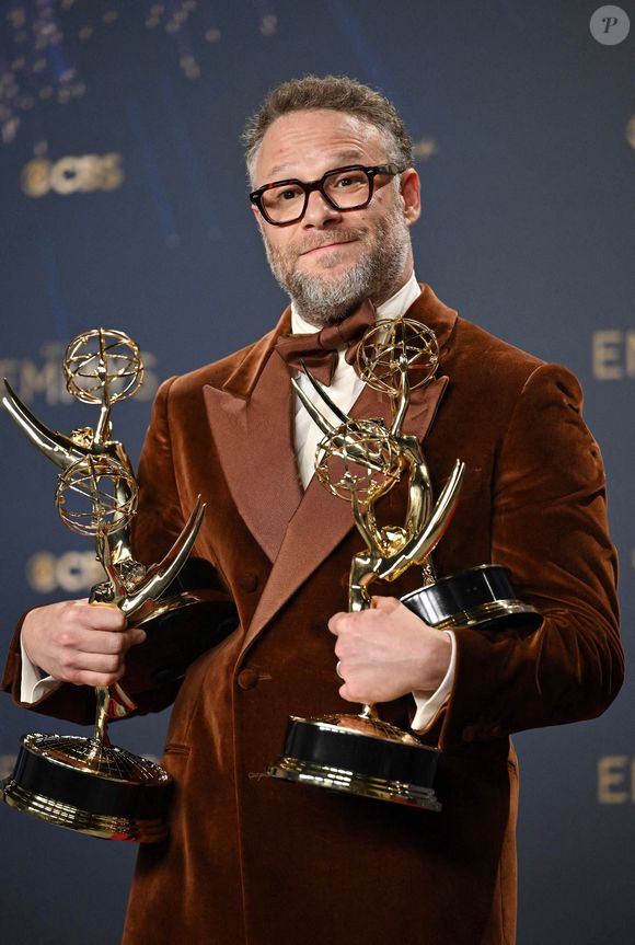 Seth Rogen tient les Emmys du meilleur scénario pour une série comique, de la meilleure réalisation pour une série comique, du meilleur acteur principal dans une série comique et de la meilleure série comique pour " The Studio ", dans les coulisses de la 77e cérémonie annuelle des Primetime Emmy Awards au Peacock Theater à Los Angeles, le dimanche 14 septembre 2025. Photo by Chris Chew/UPI/ABACAPRESS.COM