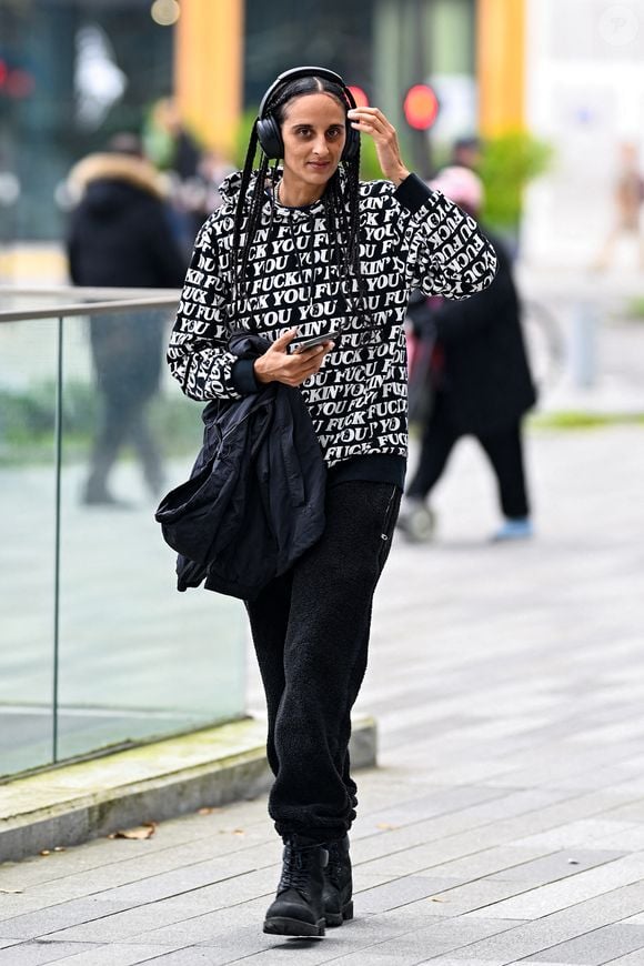 Exclusif - Roxane Depardieu arrive à l'ouverture du procès de son père Gérard Depardieu pour agressions sexuelles sur deux femmes lors d'un tournage de film en 2021, au tribunal correctionnel de Paris, France, le 24 mars 2025.  © Pierre Perusseau/Bestimage