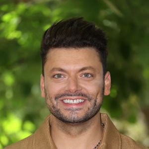 Kev Adams participe à la séance photo de "Le Jour J" dans le cadre du 18e Festival du film d'Angoulême, à Angoulême, le 28 août 2025, en France. Photo de Jérôme Domine/Abaca