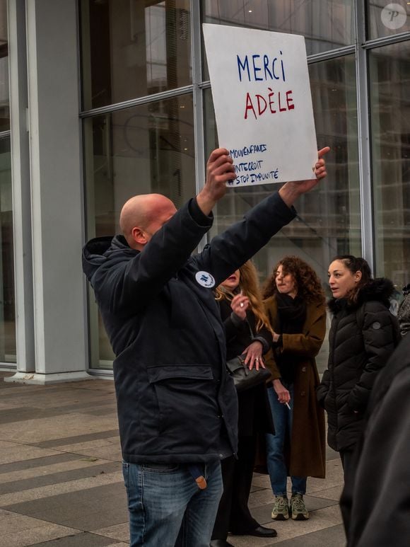 Vidéos - Appel à un rassemblement de soutien à Adèle Haenel par des associations féministes devant le tribunal de Paris le 9 décembre 2024.