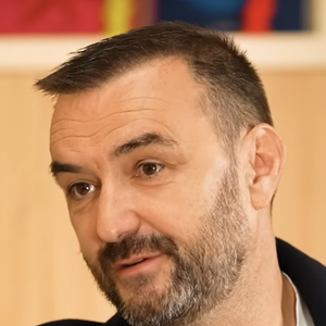 Dans le podcast AURA d'Audrey Crespo-Mara, il s'est exprimé sur ce qu'il souhaite précisément vivement transmettre à Léo. 

Cyril Lignac dans l'émission AURA d'Audrey Crespo-Mara publiée le 16 mai sur YouTube