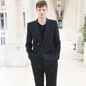 Et Hiro a tout bouleversé : “Ça a tout changé, franchement je ne m’attendais pas à ça. [...] Ça m’a obligé à prendre soin de moi, de mes propres problèmes, de mes propres névrose"

Niels Schneider - 35ème édition des "Trophées ANDAM" dans les jardins du Palais Royal à Paris, France, le 27 juin 2024. © Christophe Clovis / Bestimage