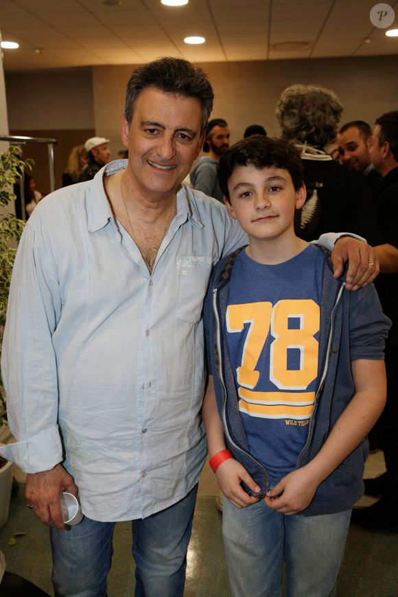 Il l'a écrit longtemps avant de devenir père...

Exclusif - Phil Barney et son fils dans les coulisses du concert Stars 80 au Stade de France près de Paris, France, le 09 mai 2015. Photo par Jerome Domine/ABACAPRESS.COM